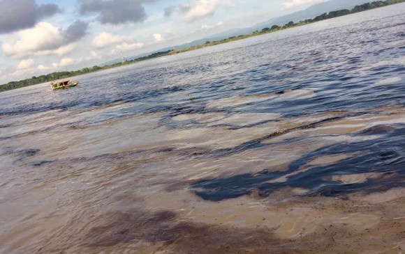 mancha-de-petroleo-baja-por-el-rio-magdalena Micros Low Cost
