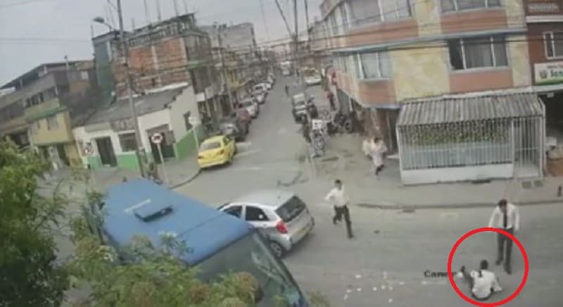 Impresionante video de imprudente peatón que fue arrollado por bus del