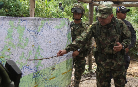 El general Romero Pinzón, comandante de la Tercera División del Ejército, muestra en un mapa las zonas donde se ejecuta la operación Atalanta, contra el narcotráfico. FOTO EFE