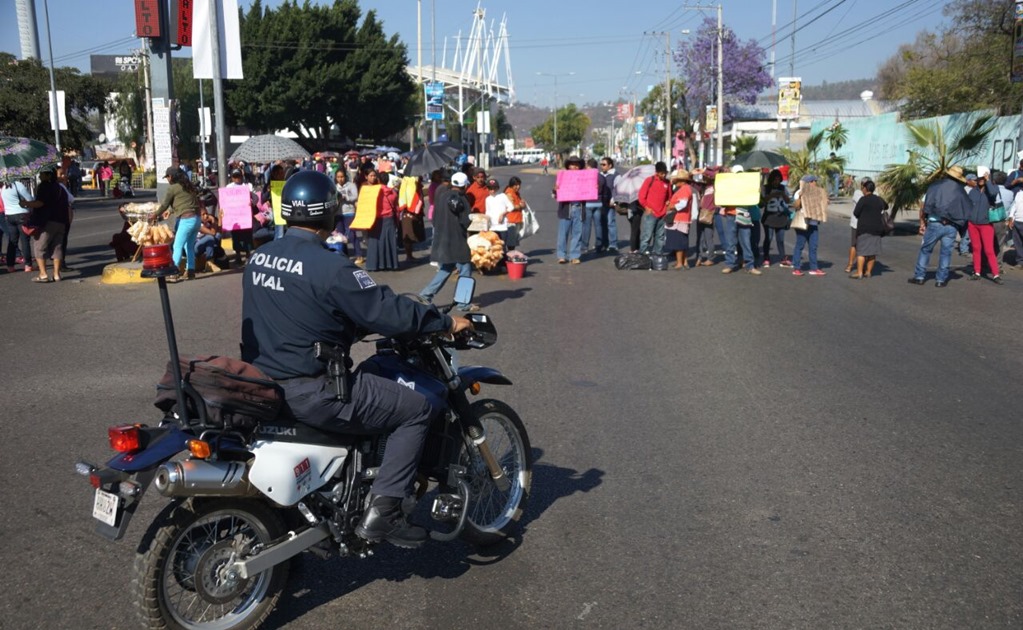 Bloquean por tercer día calles de la capital de Oaxaca