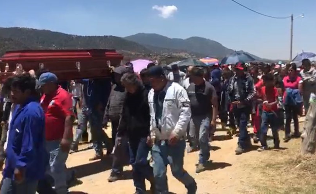 Dan último adiós a víctimas de accidente en Texcoco