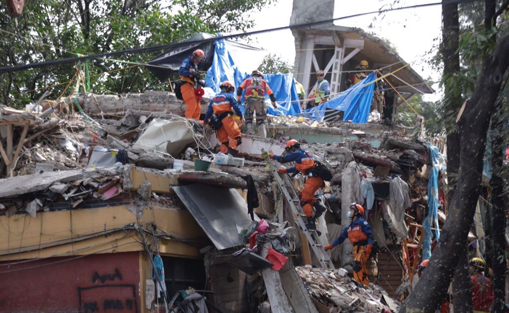 Rescatistas japoneses buscan a personas atrapadas en el multifamiliar de Tlalpan derrumbado por sismo del 19 de septiembre