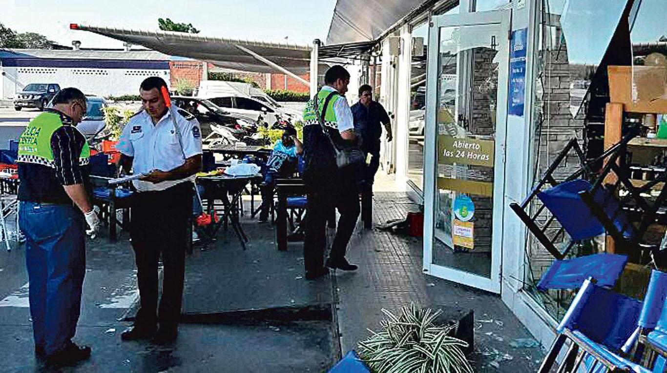 Batalla Campal En Tucumán A La Salida De Un Boliche Volaron Sillas